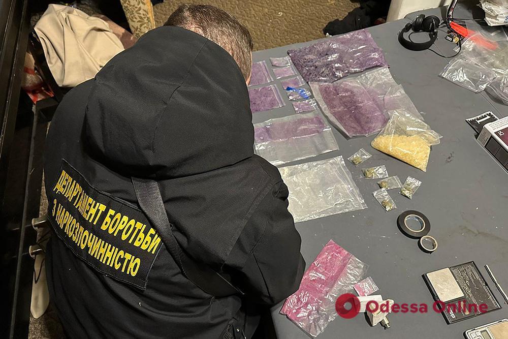 В Одесі наркодилер маскував «закладки» з наркотиками у шкарлупу від волоських горіхів