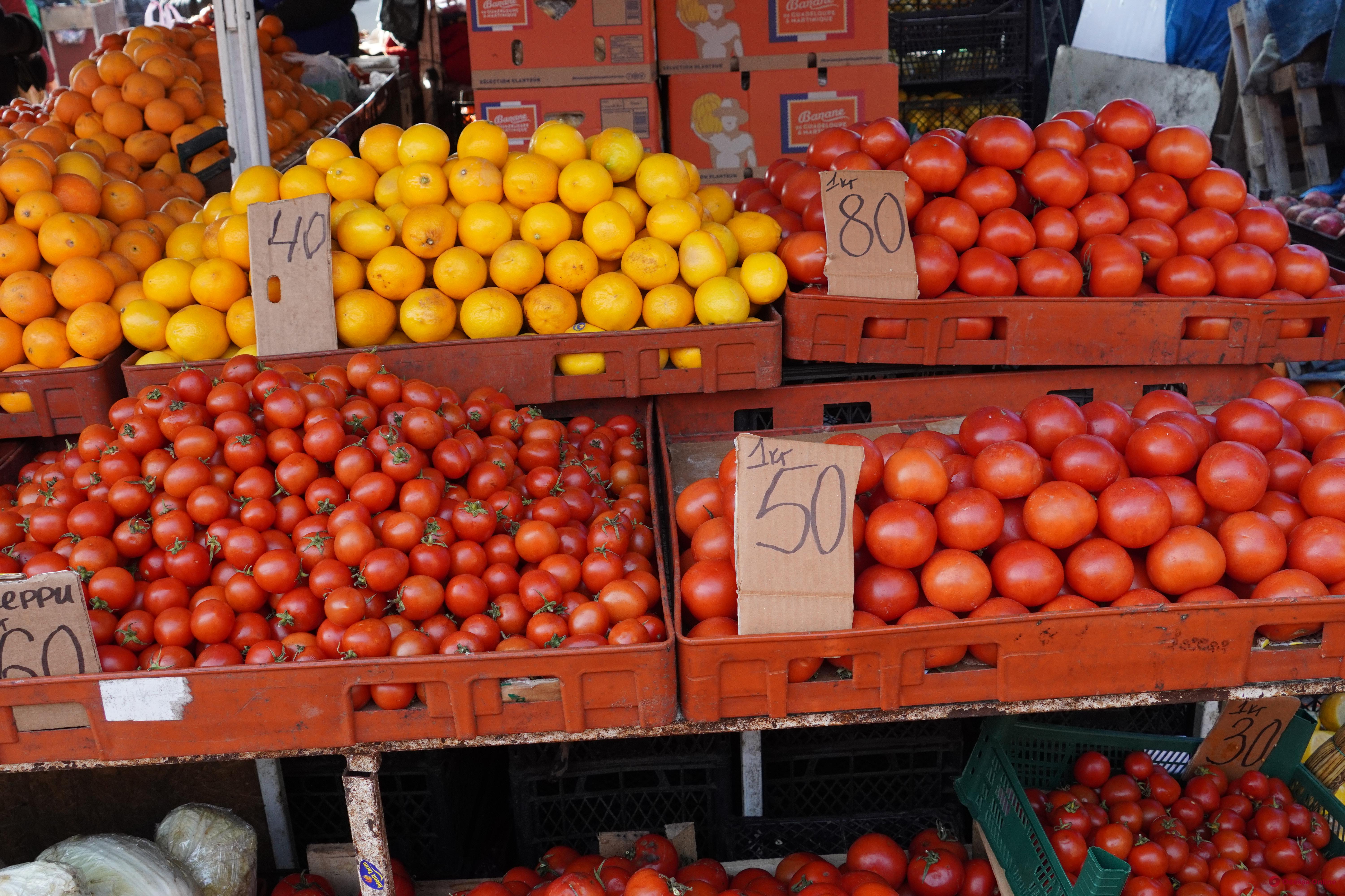 «Золота» цибуля, сир та манго: суботні ціни на одеському «Привозі»
