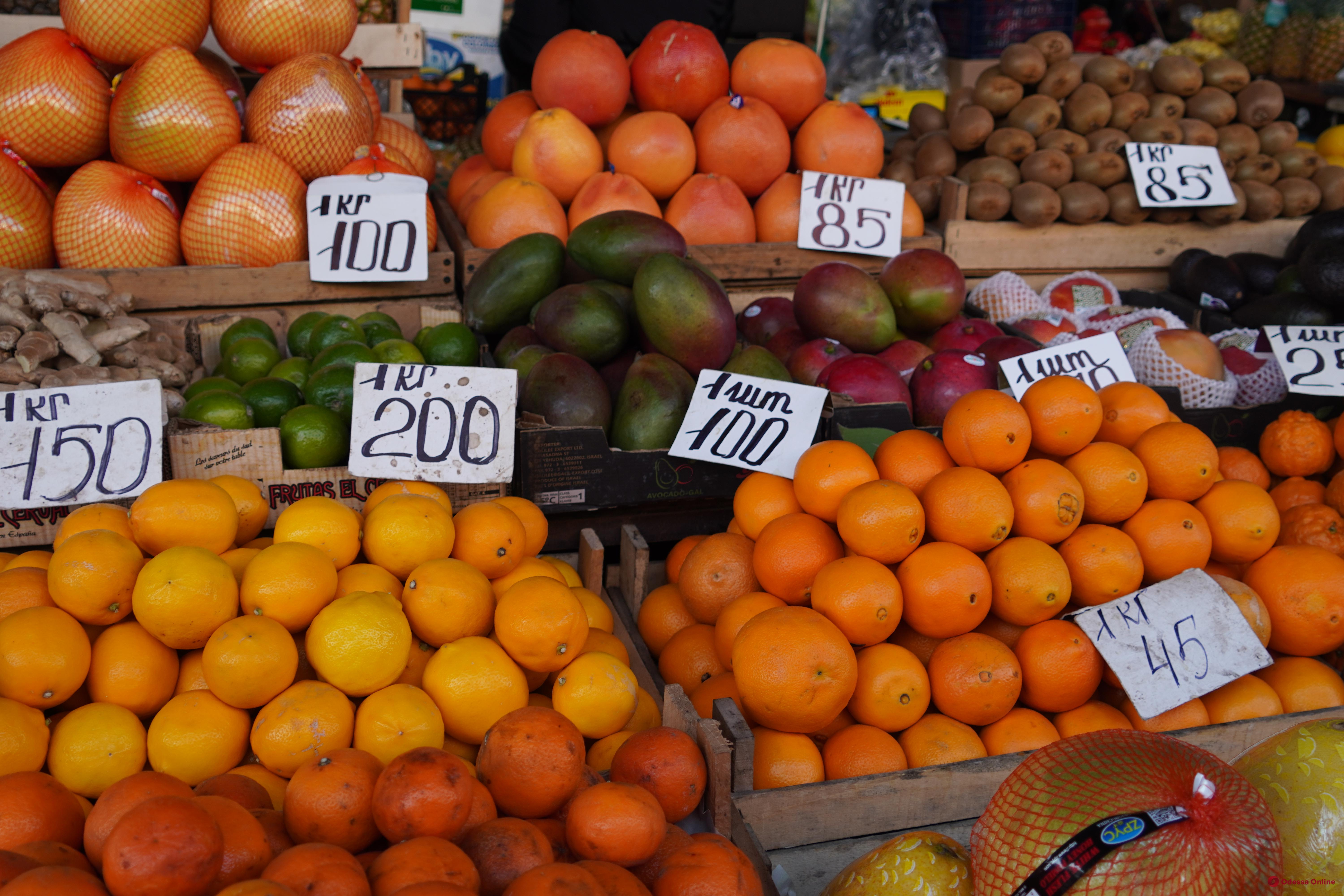 «Золотой» лук, творог и манго: субботние цены на одесском «Привозе»