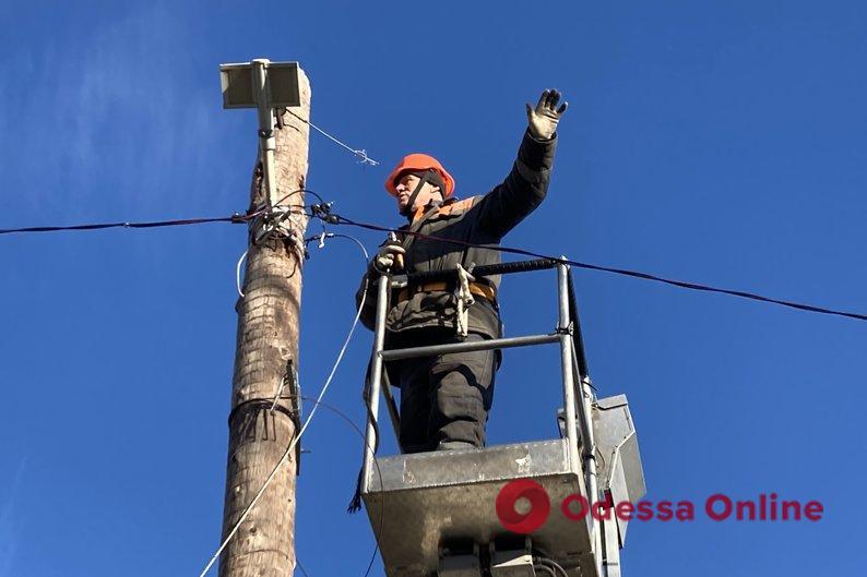 По предварительной информации, энергетики завершат восстановительные работы в Одесском районе в течение суток