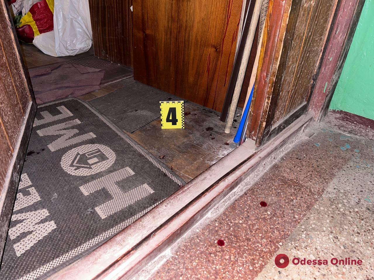 Дерзкое ограбление в Одессе: рецидивист затолкнул мужчину в квартиру, избил его и забрал деньги
