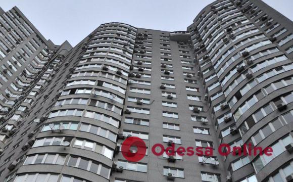 В Одессе 13-летняя девочка выпрыгнула с балкона девятого этажа