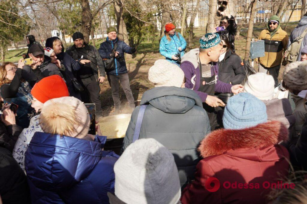 С пловом, чаем и пирожками: в Одессе установили «Юрту Несломленности»