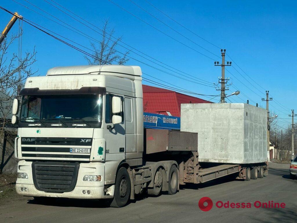 В Очакові через часті обстріли встановлюють бетонні укриття (фото) В Очакові через часті обстріли встановлюють бетонні укриття (фото)