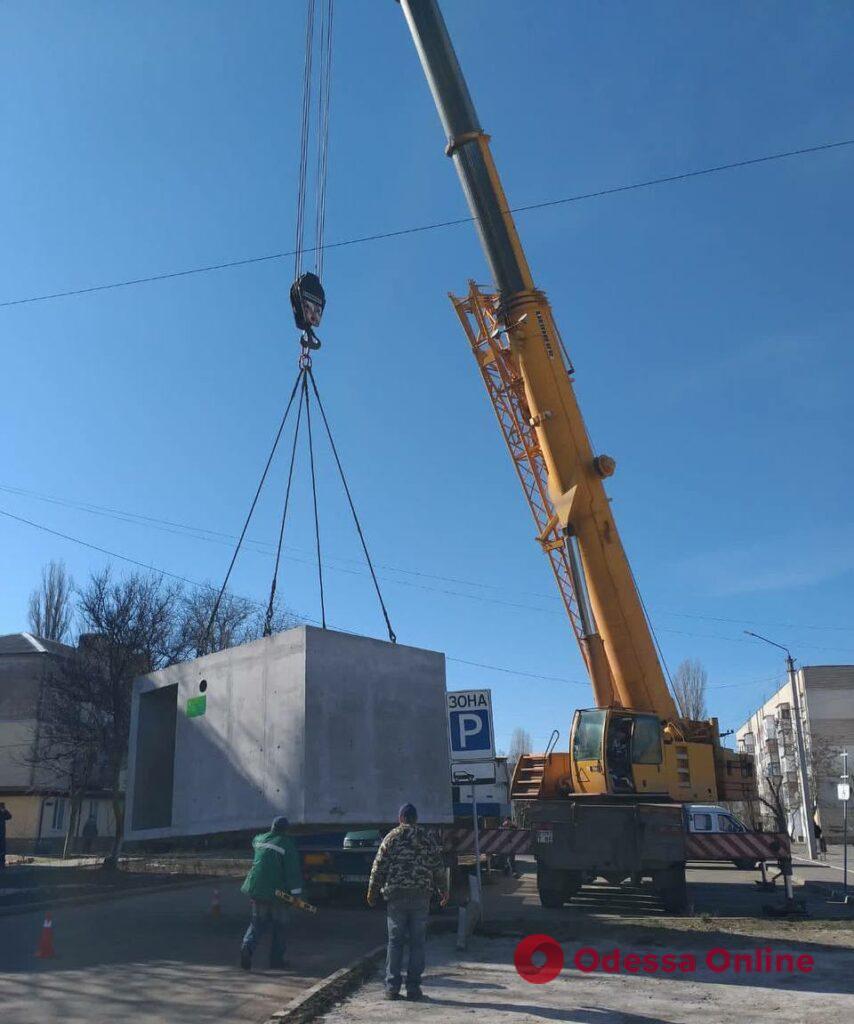 В Очакові через часті обстріли встановлюють бетонні укриття (фото) В Очакові через часті обстріли встановлюють бетонні укриття (фото)