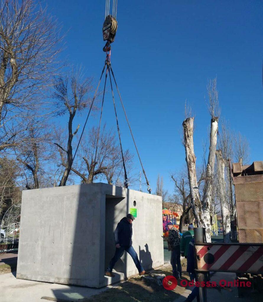 В Очакові через часті обстріли встановлюють бетонні укриття (фото) В Очакові через часті обстріли встановлюють бетонні укриття (фото)
