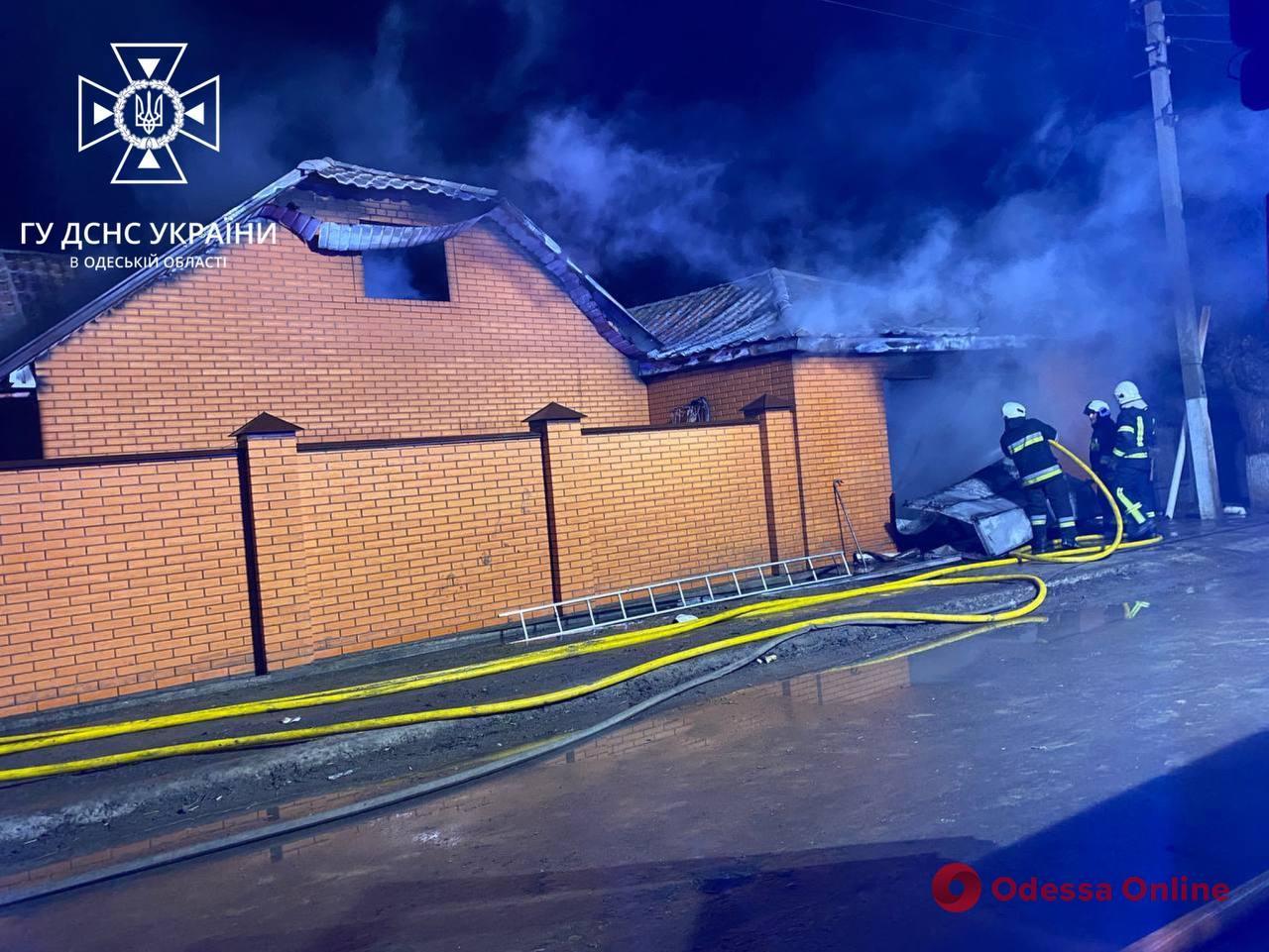 В Одесской области горели дом и гараж с авто (фото)