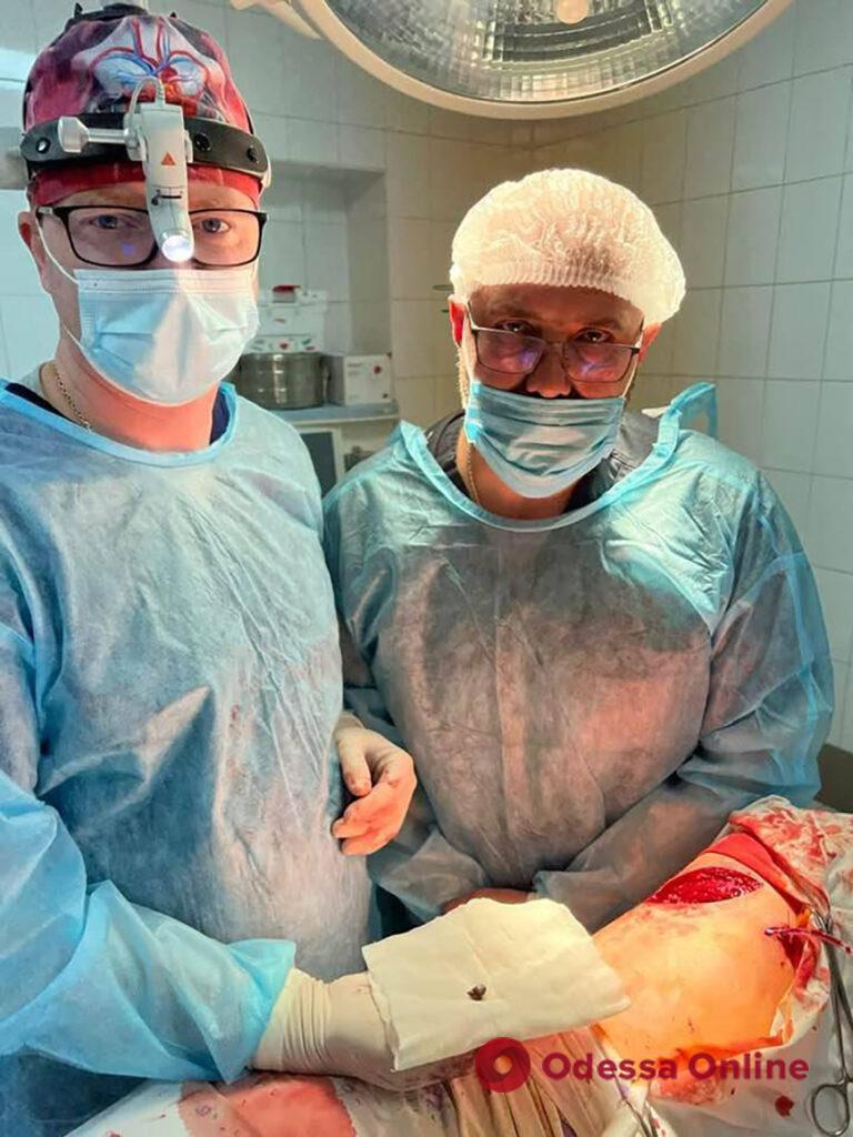 Одеські медики в операційній врятували життя бійцю ЗСУ