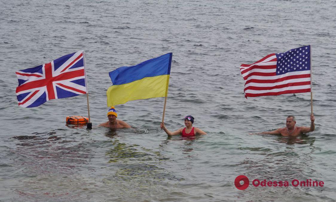 Мы можем просить море о Победе: одесситы устроили заплыв ко Дню единения Украины