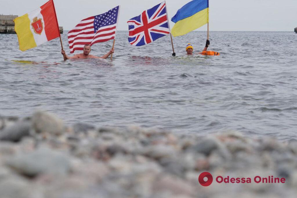 Мы можем просить море о Победе: одесситы устроили заплыв ко Дню единения Украины
