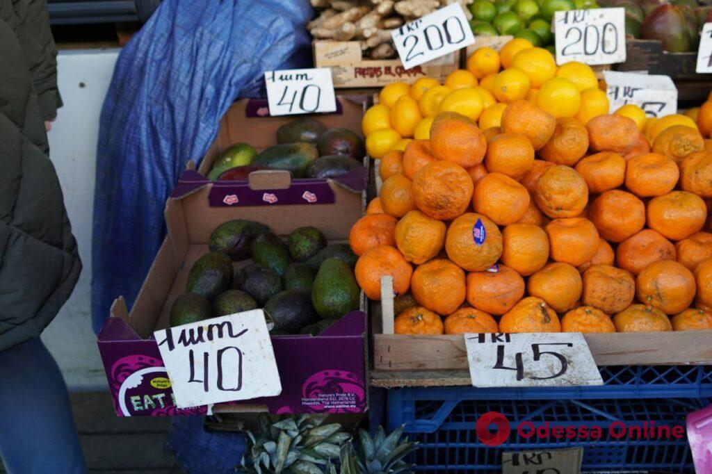 «Сині», банани та сметана: суботні ціни на одеському Привозі
