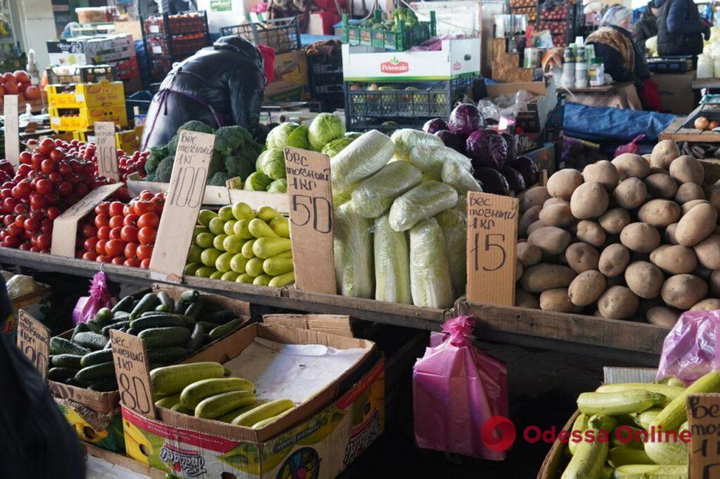 «Сині», банани та сметана: суботні ціни на одеському Привозі