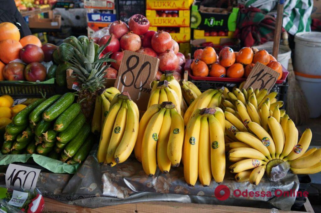 «Синие», бананы и сметана: субботние цены на одесском Привозе