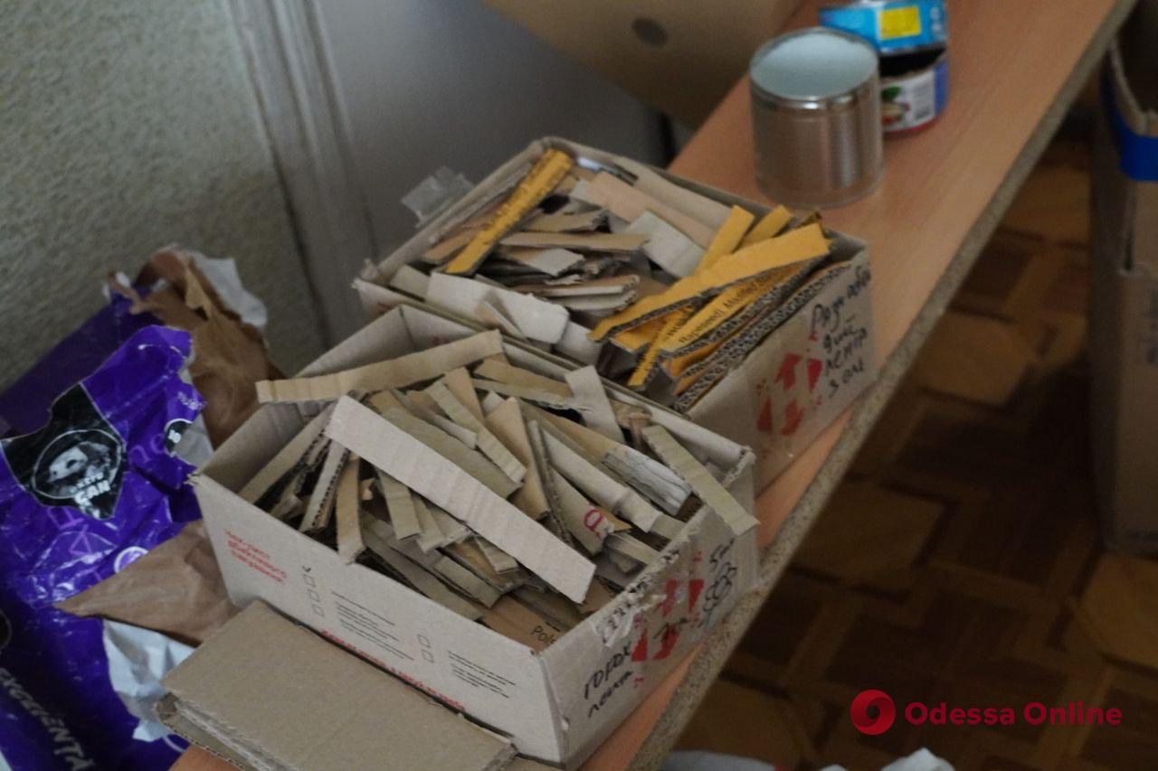 Одесса: работники пенсионного фонда произвели и отправили на фронт уже девять тысяч окопных свечей