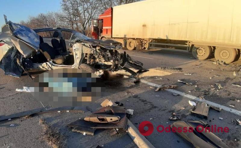 Смертельна ДТП на Одещині: легковик врізався у припарковану вантажівку