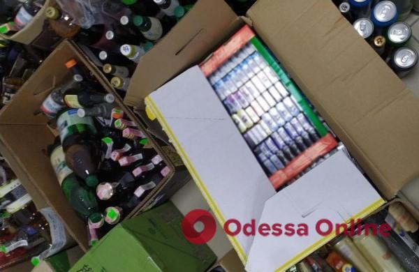 В Теплодарі у власниці крамниці виявили партії безакцизних цигарок та алкоголю