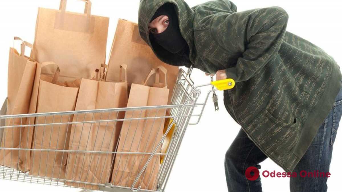 Брал только наушники и павербанки: одессит обворовал гипермаркет на 38 тыс. гривен