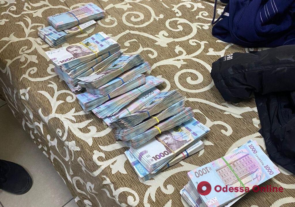 «Наряд» на 2,2 млн гривен: мужчина пытался ввезти в Украину крупную сумму денег, прикрепив их к своему телу