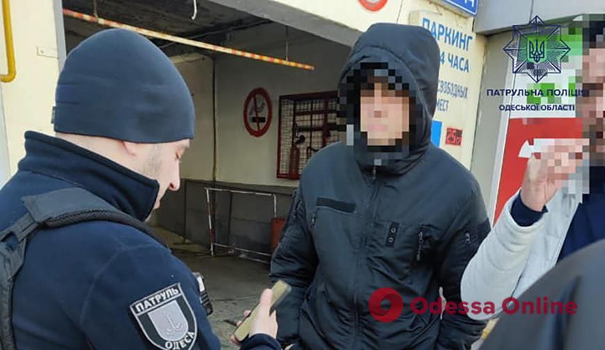 Одеський охоронець вдягнув поліцейську форму та з подільником «кошмарив» продавця повітряних кульок