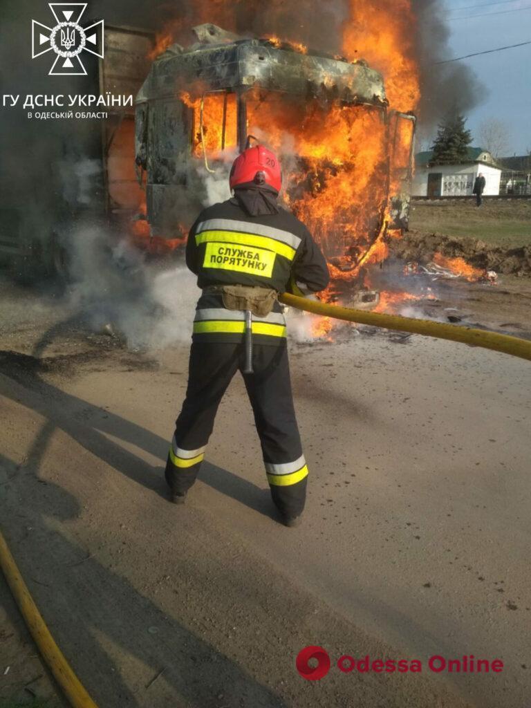 В Одесской области сгорела фура (фото)