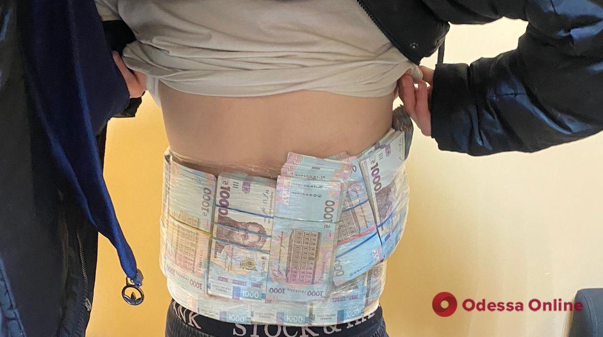 «Вбрання» на 2,2 млн гривень: чоловік намагався ввезти в Україну велику суму грошей, прикріпивши їх до свого тіла