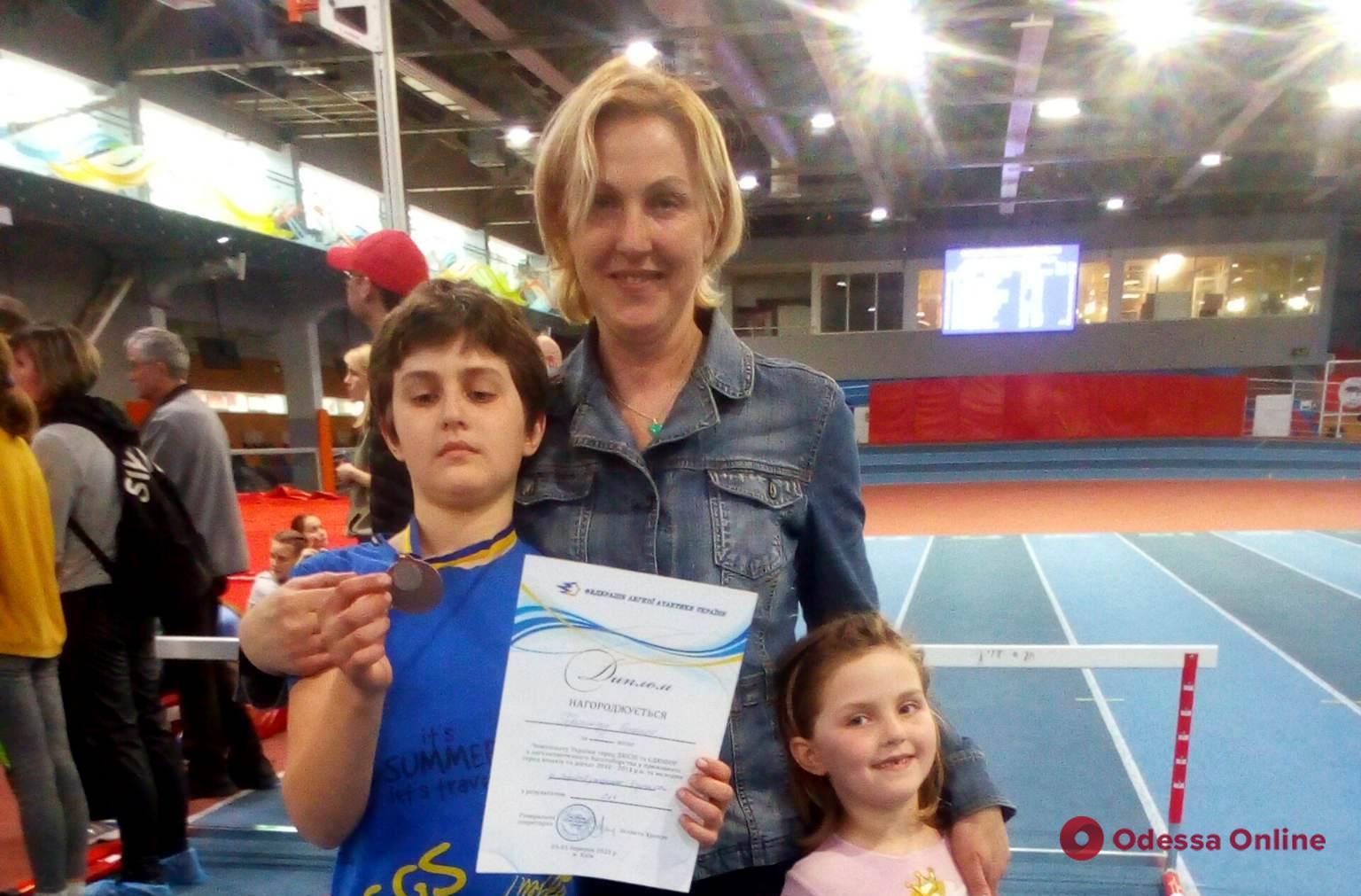 Юный одессит завоевал медаль чемпионата Украины по легкой атлетике после тренировок на обычной детской площадке