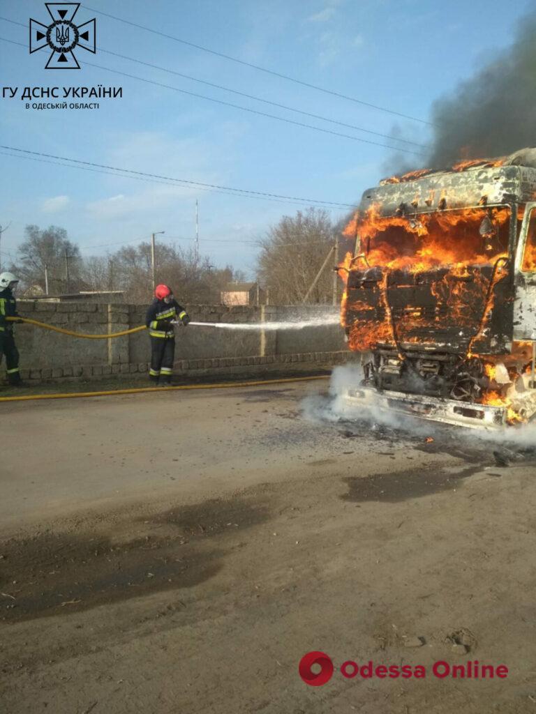 В Одесской области сгорела фура (фото)
