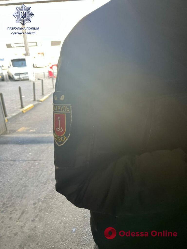 Одеський охоронець вдягнув поліцейську форму та з подільником «кошмарив» продавця повітряних кульок