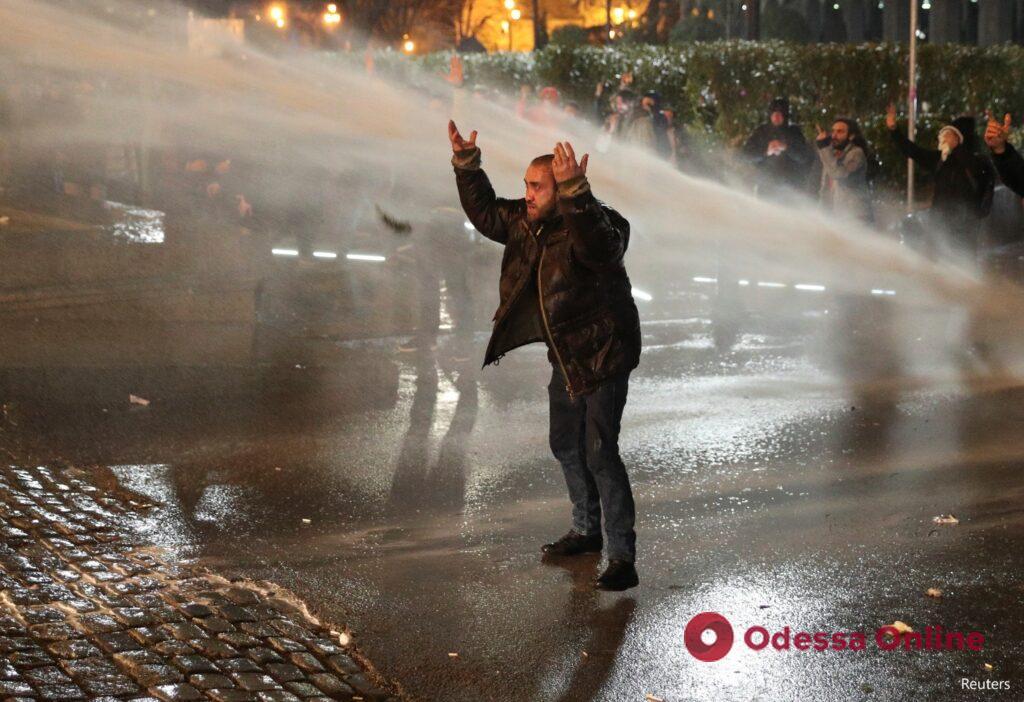 У Грузії проходять масові протести: поліція розганяє демонстрантів сльозогінним газом та водометами (фото)