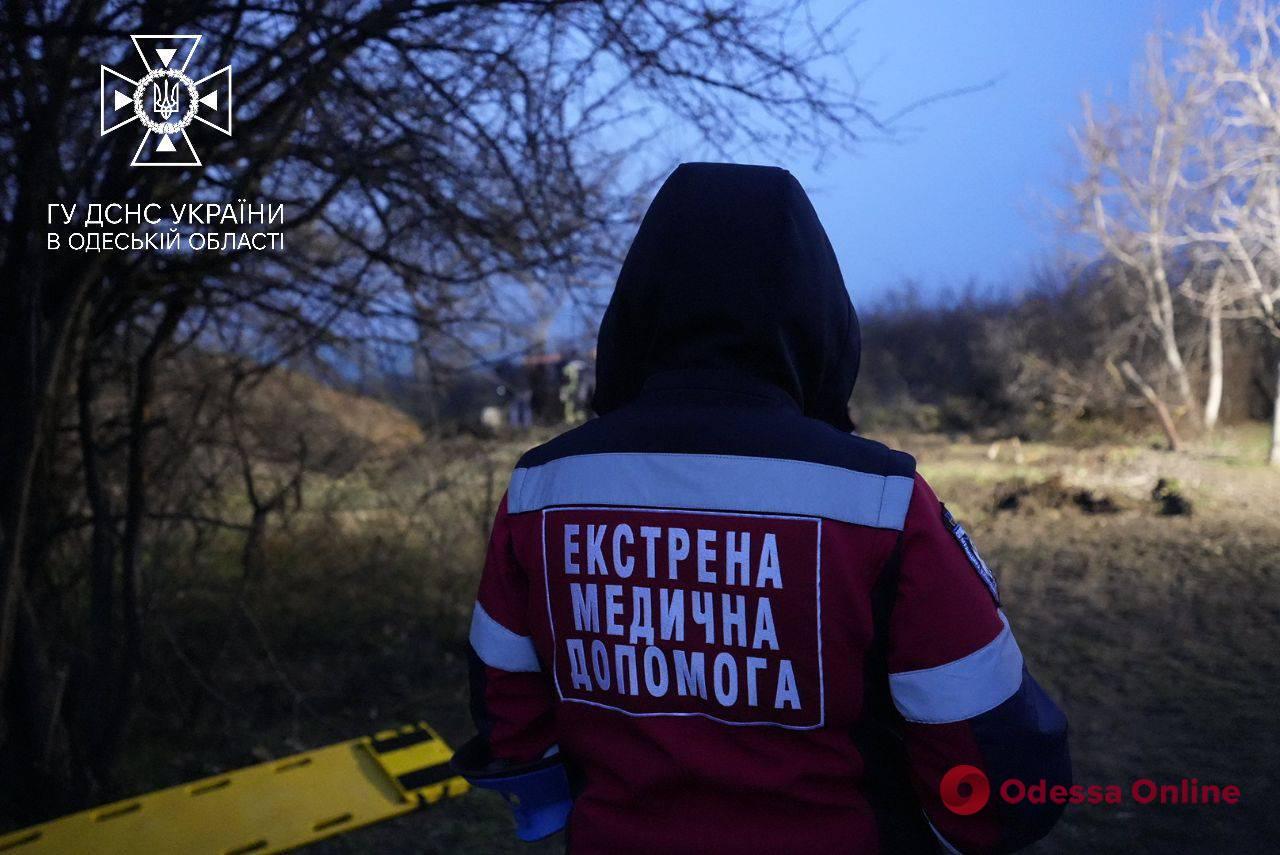 На Одещині протягом шести годин намагалися врятувати чоловіка, який застряг у трубі колодязя – постраждалий помер