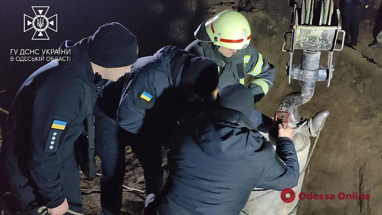 В Одесской области в течение шести часов пытались спасти мужчину, который застрял в трубе колодца — пострадавший скончался