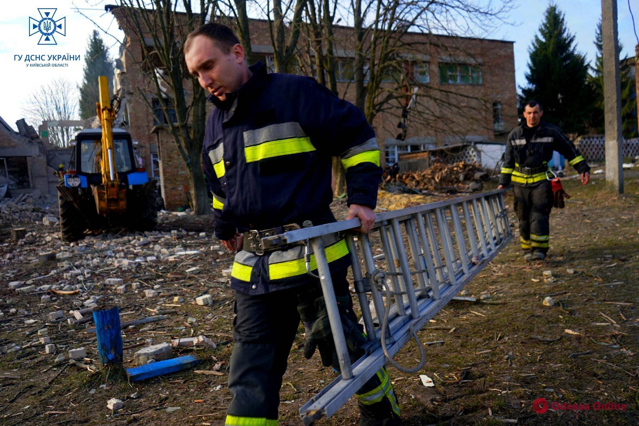 Число погибших в результате удара россиян по общежитию в Киевской области возросло до девяти