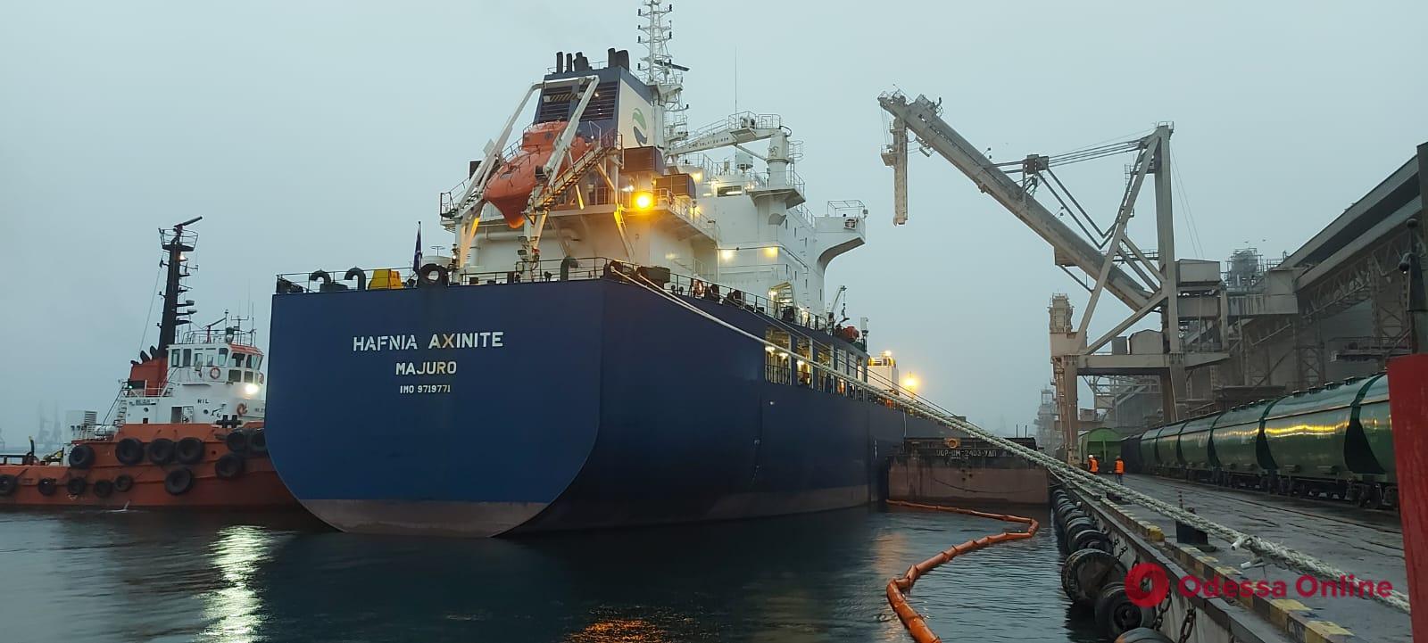 «Зерновая инициатива»: из портов Большой Одессы отправились еще три судна с агропродукцией