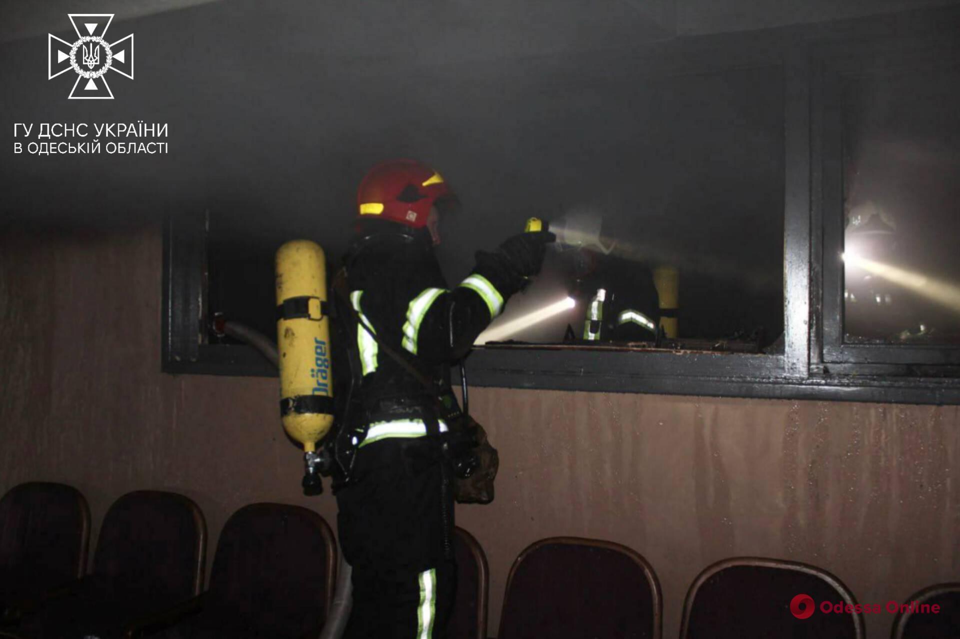 Пожар в Украинском театре: одесские спасатели рассказали подробности происшествия (фото, видео)
