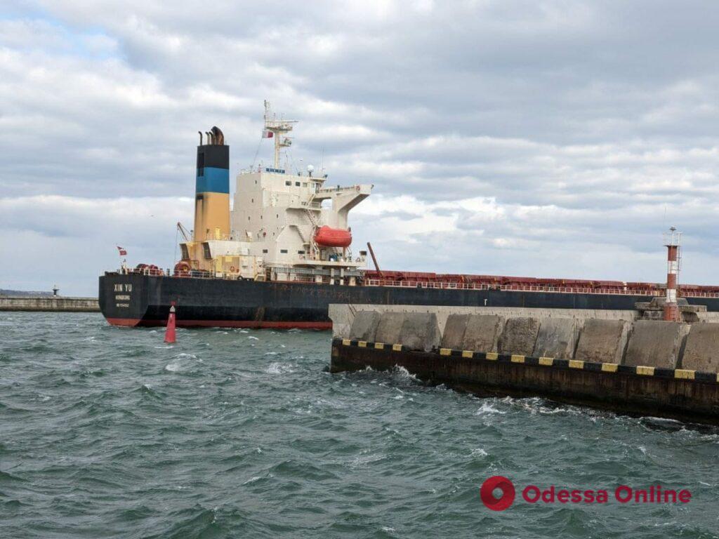 Из портов Одесской области вышли еще 6 судов с украинским продовольствием