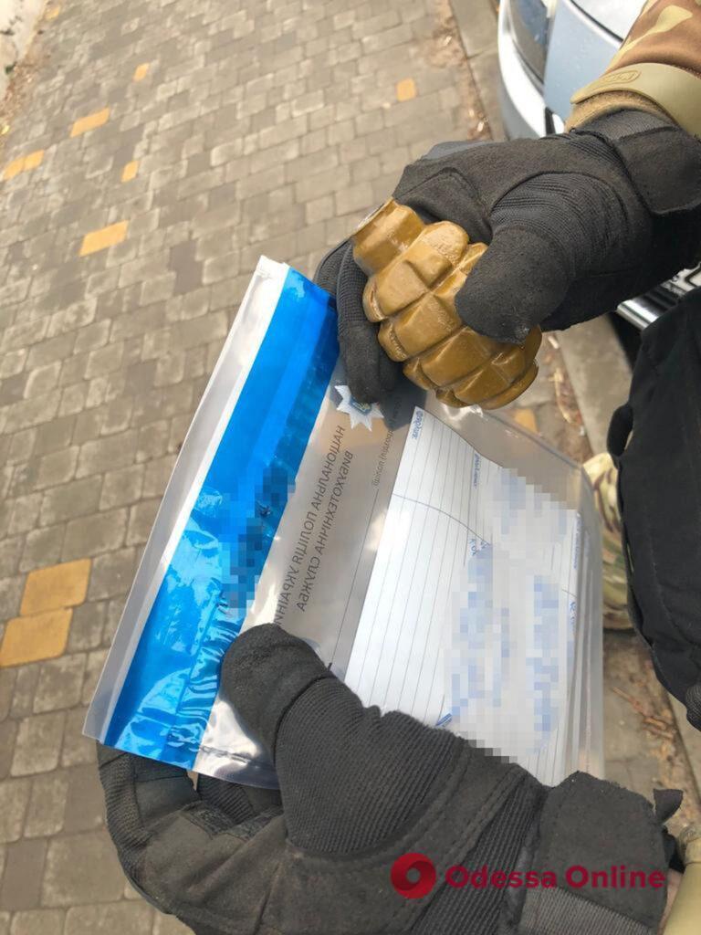 Одессита задержали в Дюковском парке при продаже гранаты