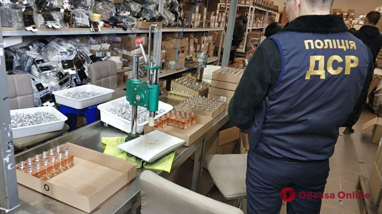 Справа на 100 мільйонів: в Одесі накрили мережу підпільних парфумерних «фабрик» (фото, відео)