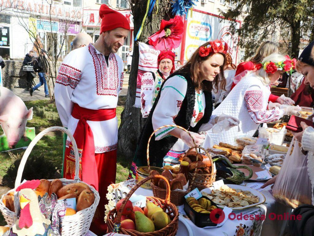 Одеські медики на благодійному ярмарку зібрали 58 тисяч гривень для ЗСУ (фото)