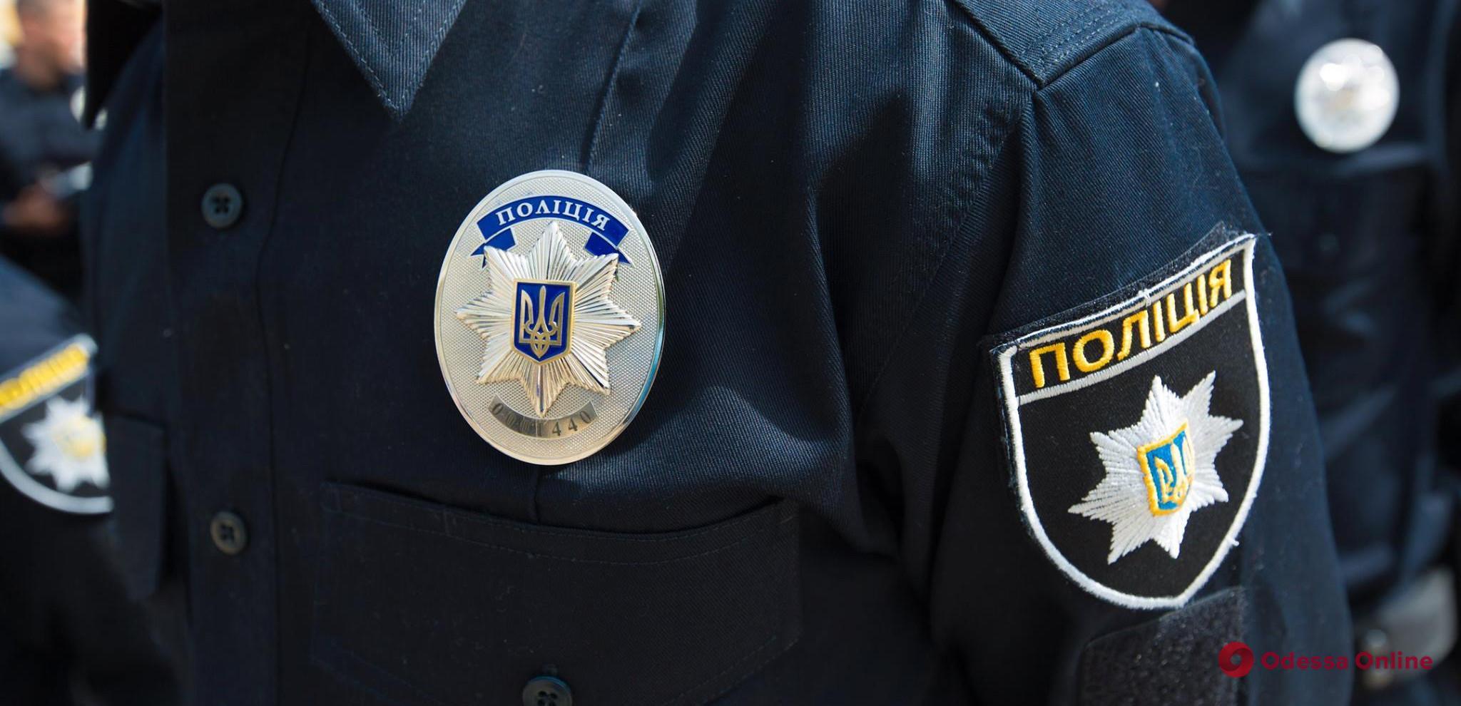 О подозрении сообщили девушкам и парню, которые набросились на прохожих в центре Одессы — в числе нарушителей есть несовершеннолетние