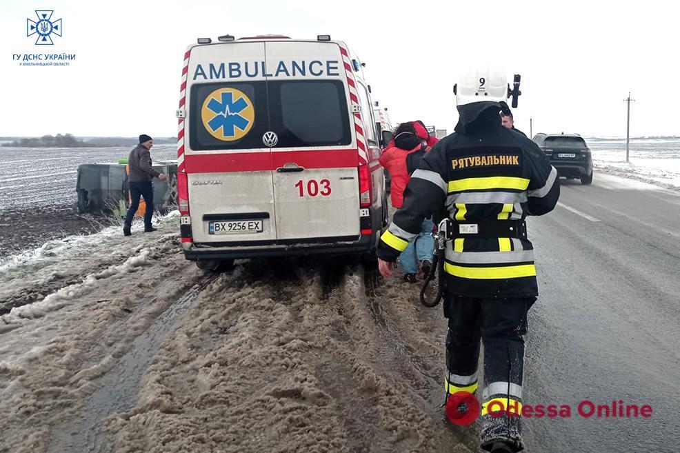 Перекинувся автобус «Варшава – Одеса»: медики надають допомогу постраждалим