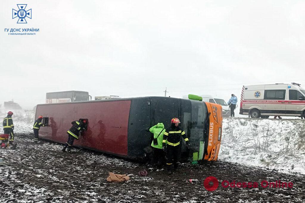 Перевернулся автобус «Варшава – Одесса»: медики оказывают помощь пострадавшим