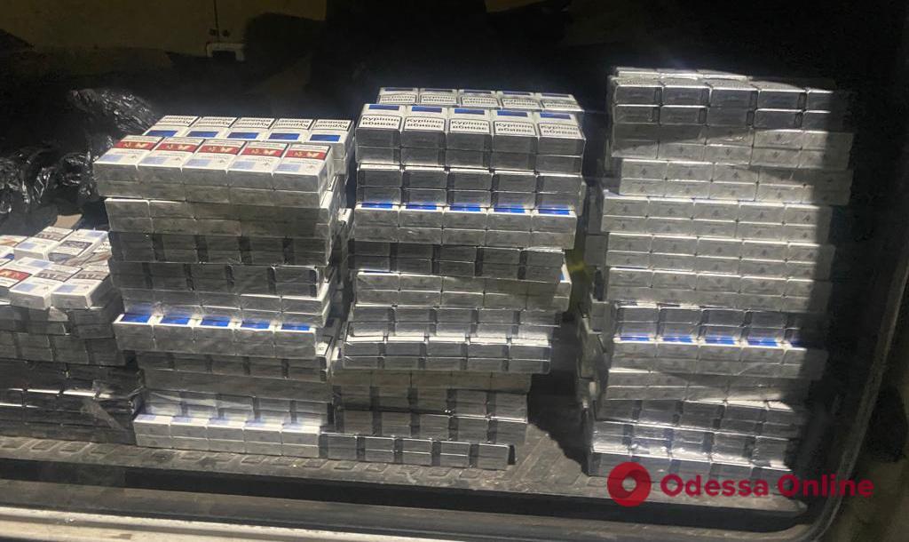Одеська область: контрабандист сховав у автомобільному «спальнику» 850 пачок цигарок