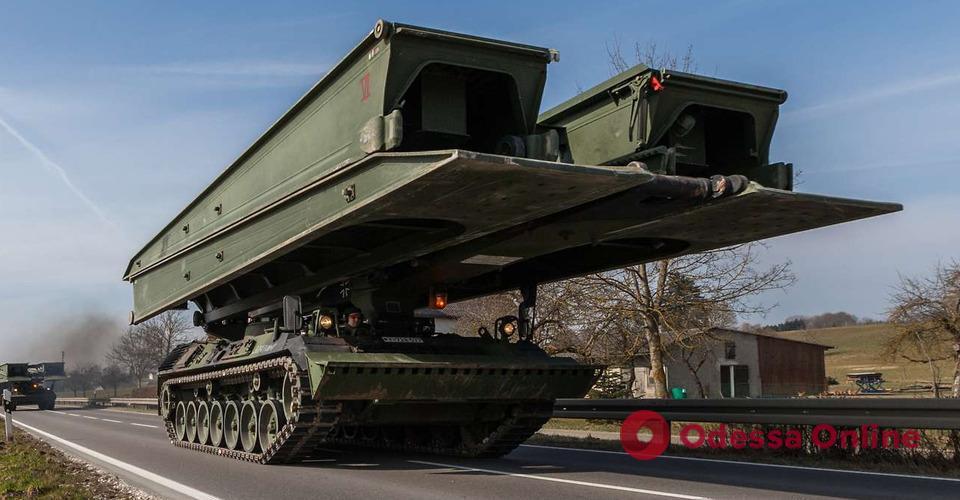 Военная помощь: Украине впервые передадут мостоукладчики