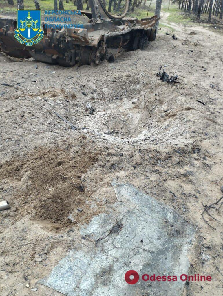 В Херсонской области автомобиль с гражданскими подорвался на вражеской мине