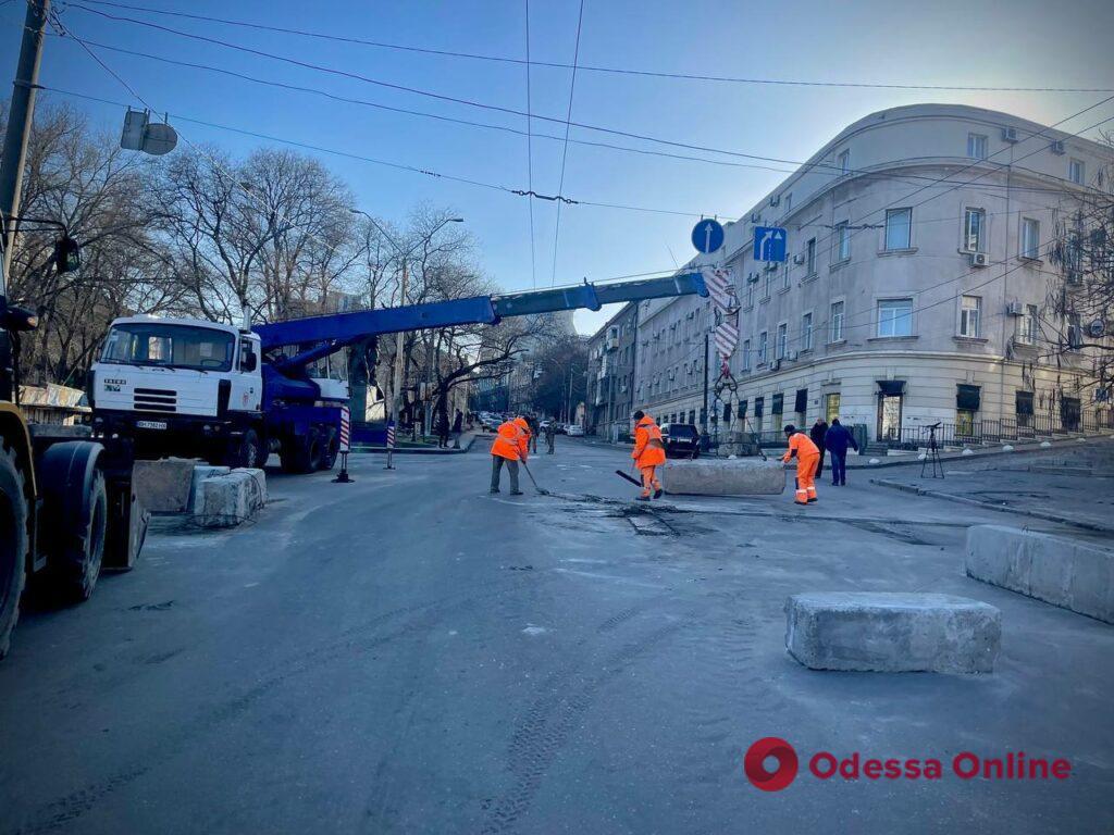 Одесские коммунальщики приводят в порядок улицу Приморскую (фото, видео)