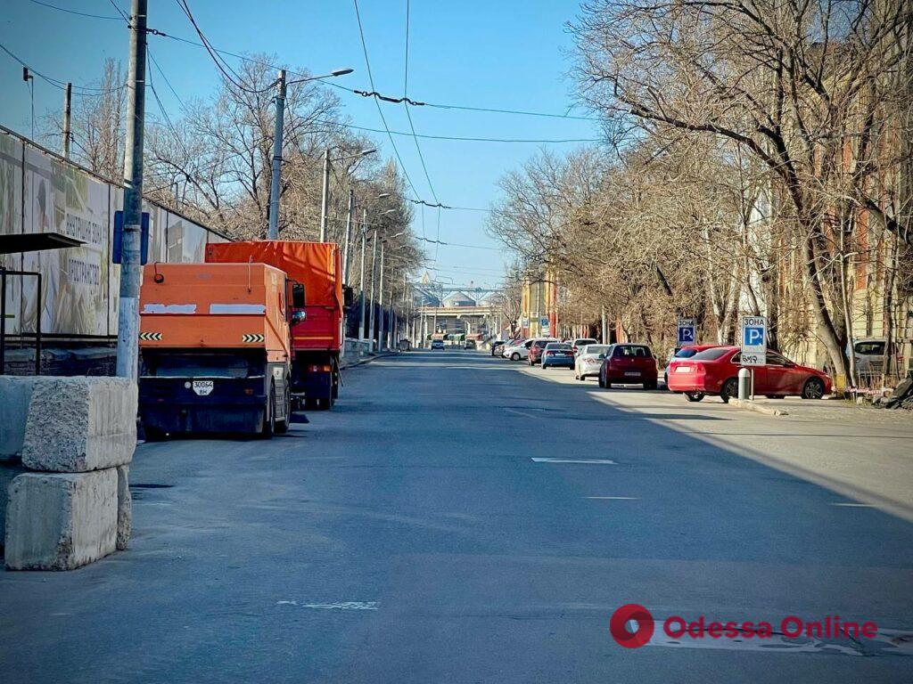 Одесские коммунальщики приводят в порядок улицу Приморскую (фото, видео)