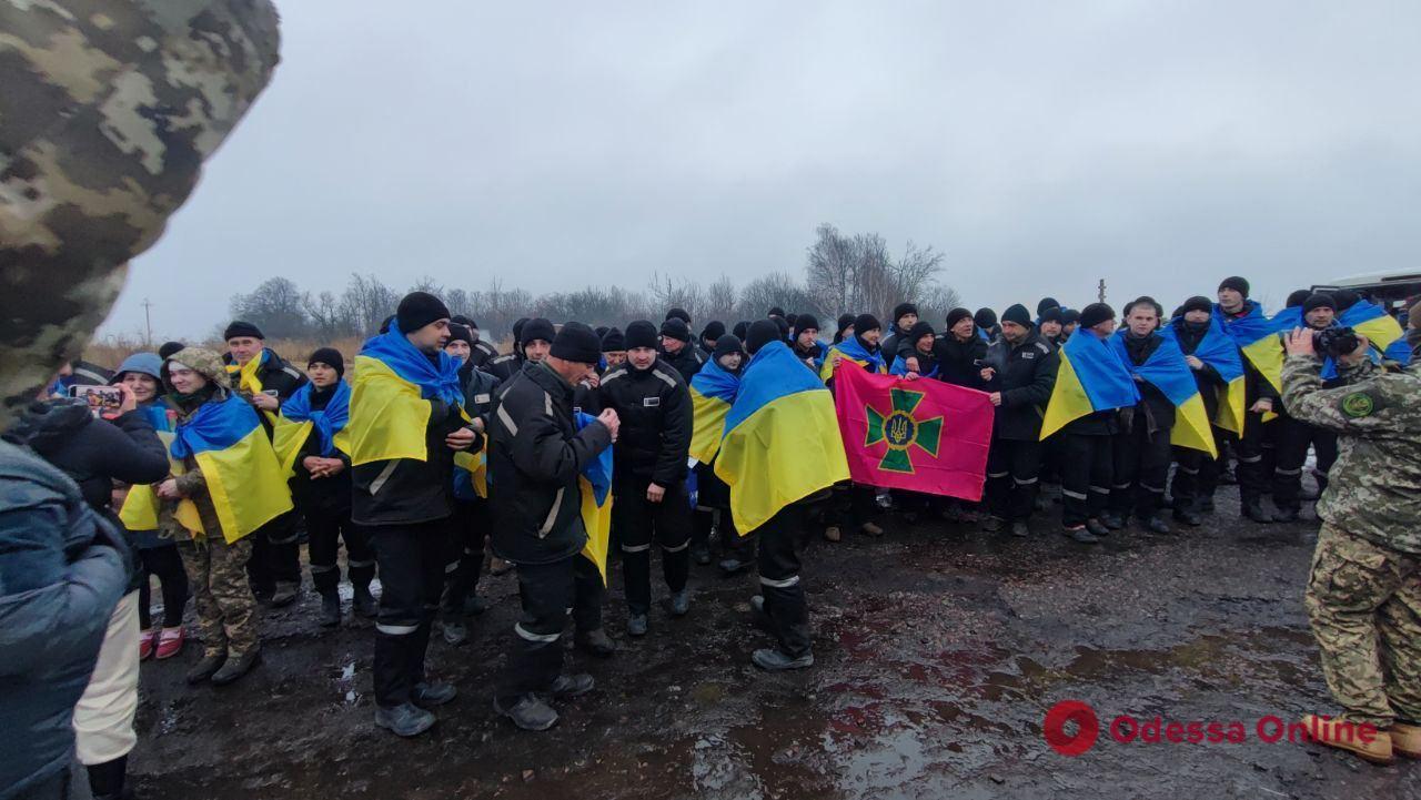 З полону повернулися 130 захисників та захисниць України