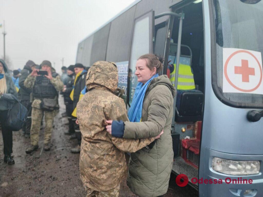 З полону повернулися 130 захисників та захисниць України