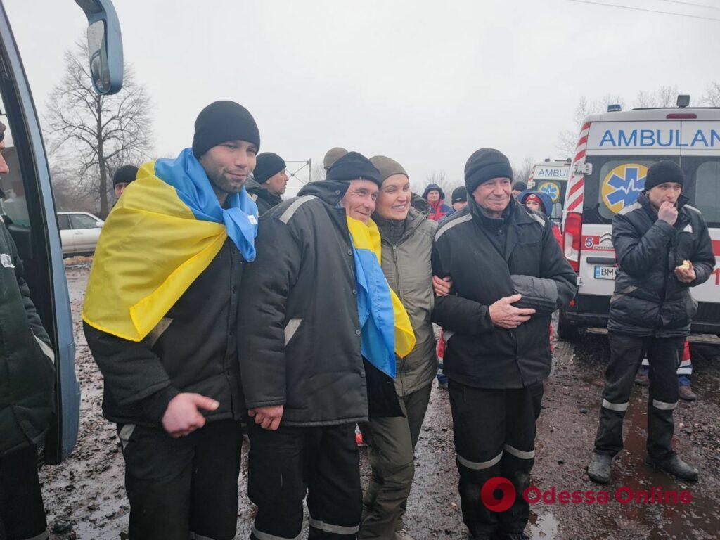 Из плена вернулись 130 защитников и защитниц Украины