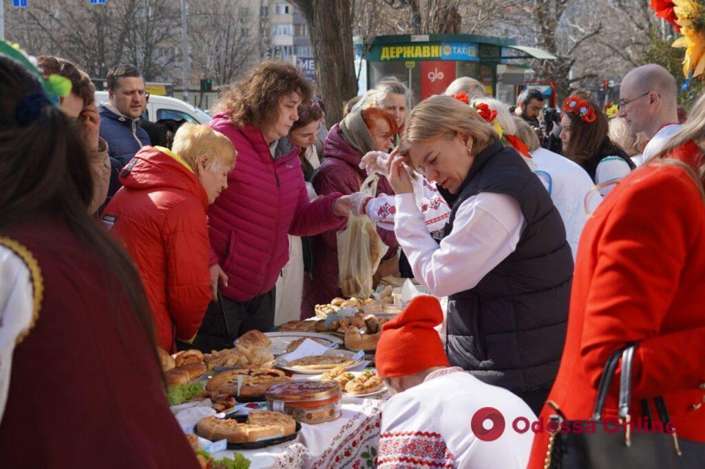 Пікли та смажили для ЗСУ: в Одесі пройшов благодійний ярмарок (фоторепортаж)